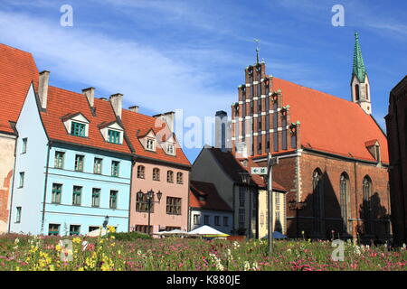 Gli edifici colorati e san giovanni chiesa luterana in riga old town, Lettonia Foto Stock