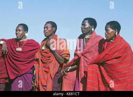 Un piccolo gruppo di Masaz uomini adulti parlare di bestiame in un piccolo e remoto villaggio Masai sul bordo del cratere di Ngorongoro in Tanzania Africa orientale Foto Stock