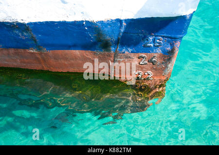 Progetto di segni su una nave - linea di galleggiamento i numeri sulla prua e poppa di una nave Foto Stock