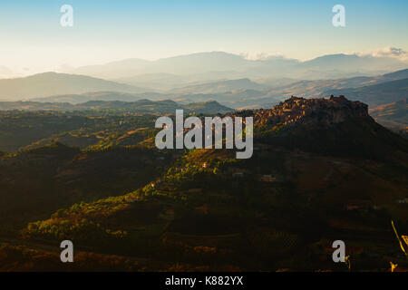 Calascibetta (Sicilia, Italia) - Vista aerea della cittadina e dei monti Nebrodi in Sicilia centrale Foto Stock