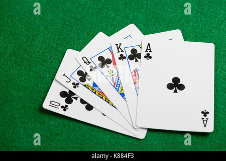 Carte da gioco a filo sul green casino sfondo scrivania Foto Stock