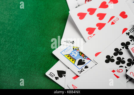 Casino carte da gioco sul feltro verde come sfondo Foto Stock