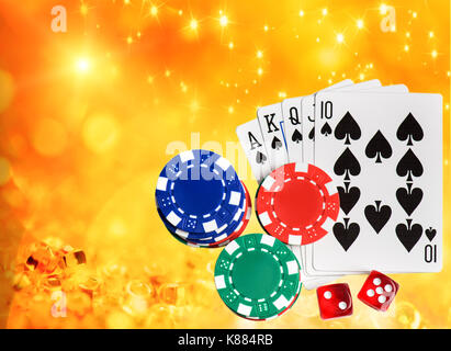 Combinazione di carte da gioco a filo poker casino sul golden sfondo scintillante Foto Stock