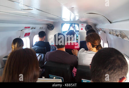 I passeggeri del trasporto aereo in volo la parte interna di un DHC-6 Twin Otter 300/400 idrovolanti, o idrovolante, trans maldiviano airways, Maldive, asia Foto Stock