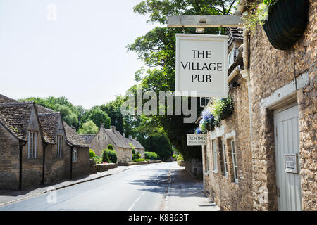 Vista esterna del village pub con segno pubblicità le camere disponibili. Foto Stock