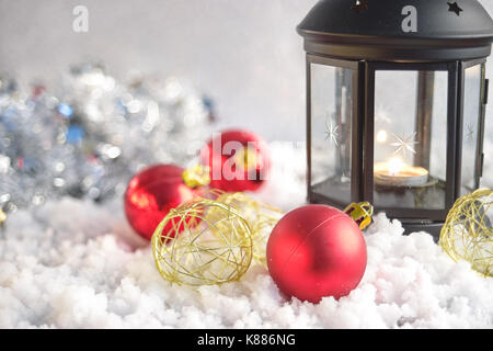 Decorazione di natale e Laterna con candela che brucia Foto Stock