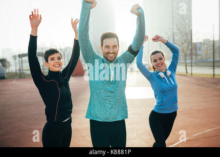 Determinato gruppo di amici soddisfatto e contento dopo il raggiungimento Foto Stock