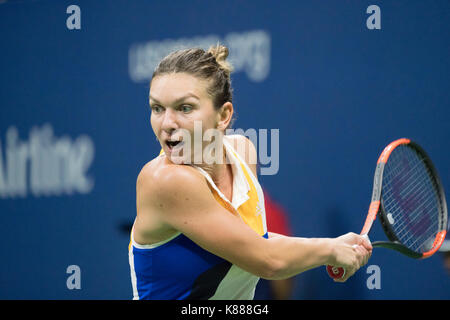 New york, ny, Stati Uniti d'America - 28 agosto 2017: Simona halep di romania restituisce la sfera durante l'us open championships giorno match contro Maria Sharapova della Russia a Billie Jean King tennis center Foto Stock