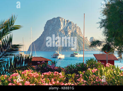 Vista pittoresca della misteriosa isola di Es Vedra. isola di Ibiza, Isole Baleari Spagna Foto Stock