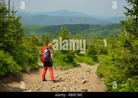 Hikings lungo sentieri escursionistici nelle montagne beskid in Polonia con lo zaino sulla schiena Foto Stock