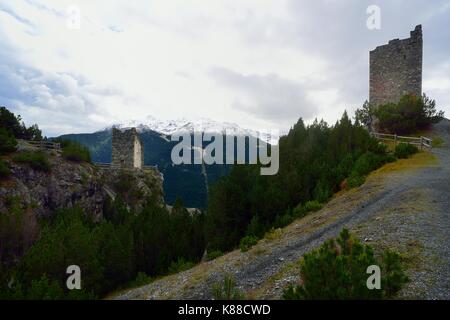 Le torri di Fraele,1930 metri sopra il livello del mare, in Val Fraele, alta Valtellina, provincia di Sondrio, Lombardia, Italia. Le Torri è stato costruito nel 1391 per difendere il percorso che collega la Valtellina a Engadina e in Germania. Foto Stock