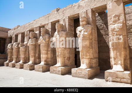 'Statues nel tempio di Karnak complesso in Luxor Egitto" Foto Stock