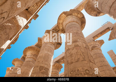 Basso angolo visualizzazione delle colonne nel tempio di Karnak Luxor Egitto Foto Stock