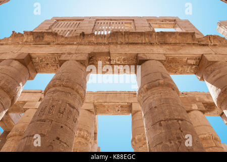 Basso angolo visualizzazione delle colonne nel tempio di Karnak Luxor Egitto Foto Stock