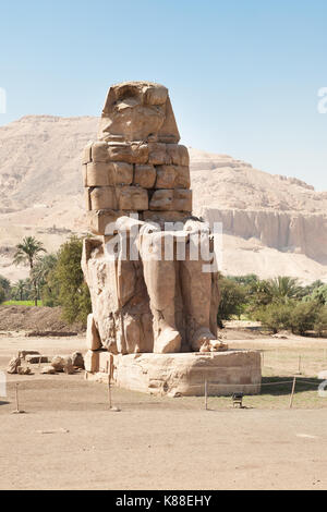 I Colossi di Memnon statua del faraone Amenhotep III, Luxor, Egitto Foto Stock