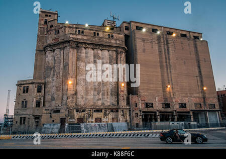 Abbandonato edificio industriale presso il porto della città di Livorno, Toscana, Italia Foto Stock