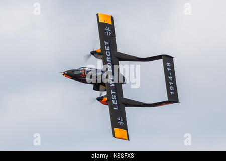 Una fesa passano dalla North American Aviation rockwell ov-10 bronco all'Airshow di southport all'inizio dell'autunno 2017. Foto Stock