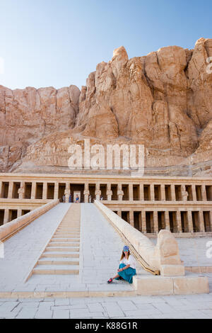 La ragazza nei pressi dell'antico tempio di Luxor, Egitto Foto Stock