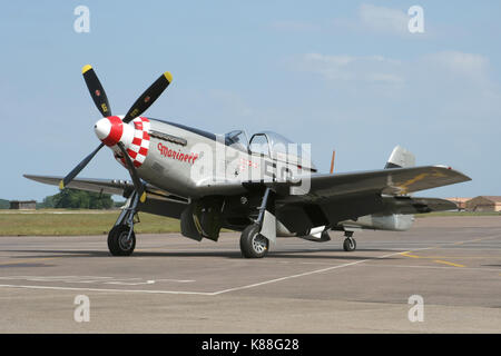 'Marinell', la seconda del Hardwick Warbirds P-51D Mustangs permanente al Bentwaters dopo un piccolo airshow locale. Foto Stock