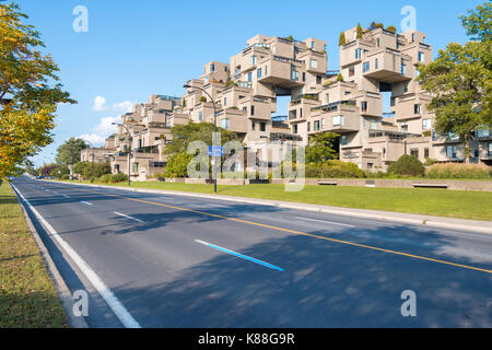 Montreal, Canada - 9 giugno 2017: la nave di crociera passando davanti ad habitat 67 complesso di abitazioni nel vecchio porto di Montreal Foto Stock