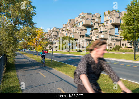 Montreal, Canada - 9 giugno 2017: la nave di crociera passando davanti ad habitat 67 complesso di abitazioni nel vecchio porto di Montreal Foto Stock