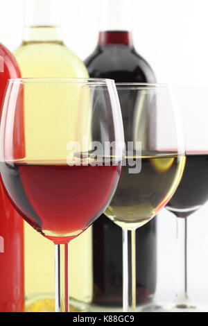 I tre colori del vino in bottiglia e bicchieri Foto Stock