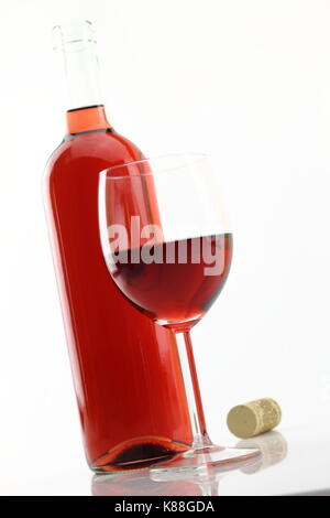 Vetro e bottiglia di vino rosato Foto Stock