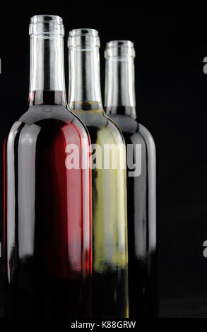 I tre colori del vino in bottiglia Foto Stock