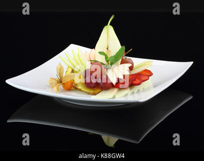 Insalata di frutta su sfondo nero Foto Stock