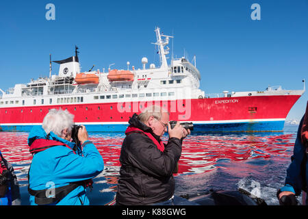 G avventure expedition cruise nave passeggeri in mare in un gommone Zodiac in barca nelle acque norvegesi in estate. Helløya Troms County Norvegia Scandinavia Foto Stock