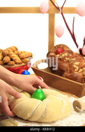 Le mani di impastare la Pasqua di pasta di pane Foto Stock