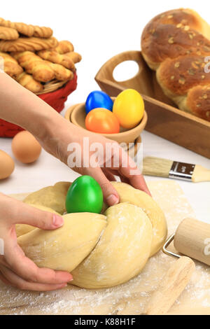 Le mani di impastare la Pasqua di pasta di pane Foto Stock