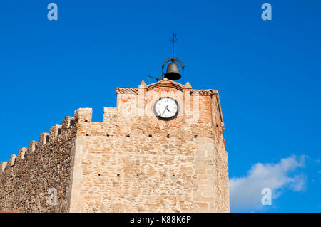 Le mura della città, dettaglio della torre dell'orologio. Buitrago del Lozoya, provincia di Madrid, Spagna. Foto Stock