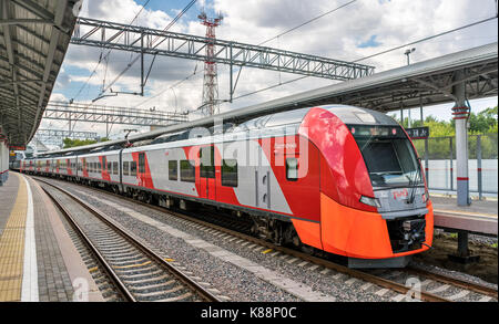 Treno a Mosca Central Circle line. Inaugurato nel 2016, divenne la linea XIV della mosca sistema di transito rapido Foto Stock