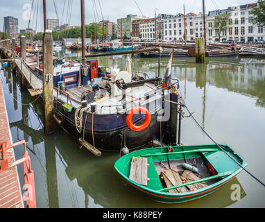 Paesi Bassi, South Holland, Rotterdam, quartiere marittimo, Haringvliet, parte di Rotterdams vecchio porto che una volta era dedicata la flotta dell'aringa Foto Stock