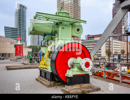 Paesi Bassi, South Holland, Rotterdam, Leuvehaven, macchinari storico presso il Museo Marittimo di porto Foto Stock