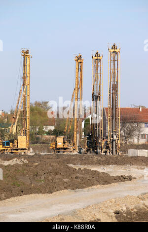 Idraulico macchine di foratura sul sito in costruzione Foto Stock