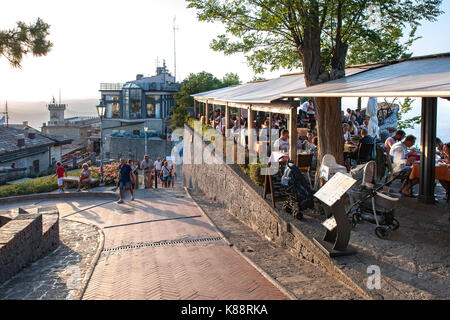 Caffetteria all'aperto/ristorante sui bastioni della città vecchia di San Marino nella Repubblica di San Marino. Foto Stock