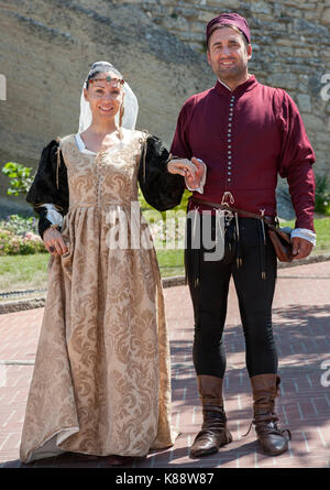 San Marini giovane vestito in costume per le annuali Giornate Medievali Festival che si tiene nel centro storico di San Marino nella Repubblica di San Marino. Foto Stock