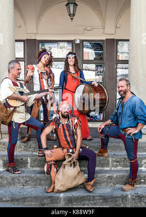 San Marinis vestito e di eseguire in costume durante le annuali Giornate Medievali Festival che si tiene a San Marino. Foto Stock