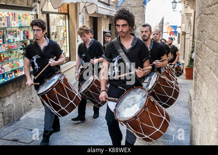 I percussionisti di eseguire durante le annuali Giornate Medievali Festival che si tiene nel centro storico di San Marino nella Repubblica di San Marino. Foto Stock