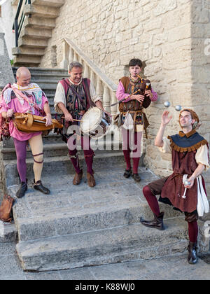 San Marinis vestito e di eseguire nel periodo abiti durante le annuali Giornate Medievali Festival che si tiene a San Marino. Foto Stock