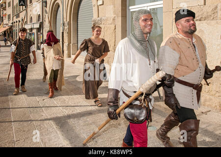 San Marinis vestito e di eseguire nel periodo abiti durante le annuali Giornate Medievali Festival che si tiene a San Marino. Foto Stock