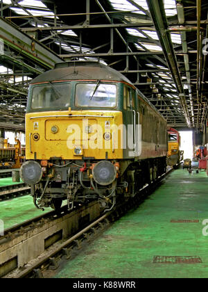 Classe 47 all'interno di locomotive eastleigh depot Foto Stock