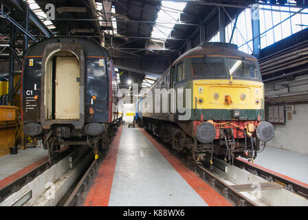 Classe 47 all'interno di locomotive eastleigh depot Foto Stock