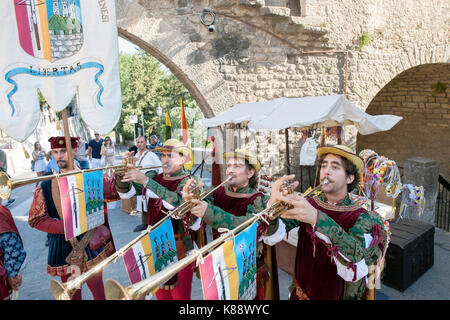 Trombettieri eseguire durante le annuali Giornate Medievali Festival che si tiene nel centro storico di San Marino nella Repubblica di San Marino. Foto Stock