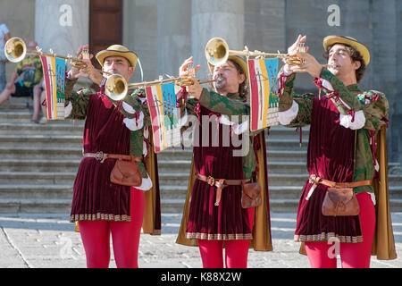 Trombettieri eseguire durante le annuali Giornate Medievali Festival che si tiene nel centro storico di San Marino nella Repubblica di San Marino. Foto Stock