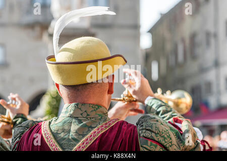 Trombettieri eseguire durante le annuali Giornate Medievali Festival che si tiene nel centro storico di San Marino nella Repubblica di San Marino. Foto Stock