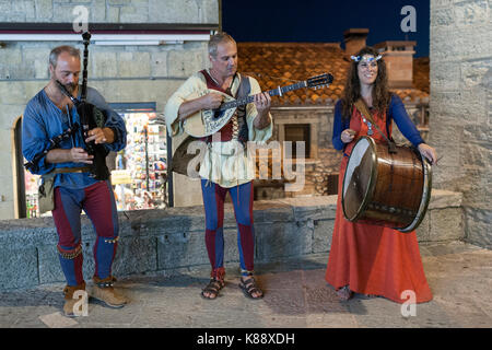 San Marinis vestito e di eseguire nel periodo abiti durante le annuali Giornate Medievali Festival che si tiene a San Marino. Foto Stock