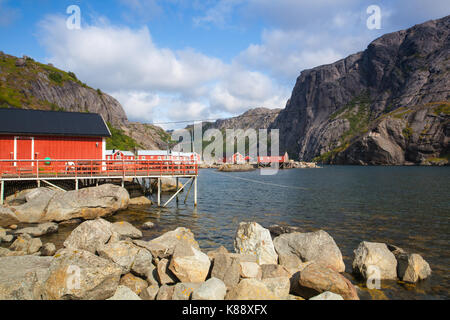 Nusfjord, Norvegia - agosto 21,2017: rosso classico norvegese della pesca rorbu capanne, nusfjord sulle isole Lofoten. norvegese di tipo tradizionale della casa usata da Foto Stock